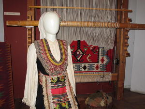 ブルガリア国立博物館内の民族衣装提示スペースの一角